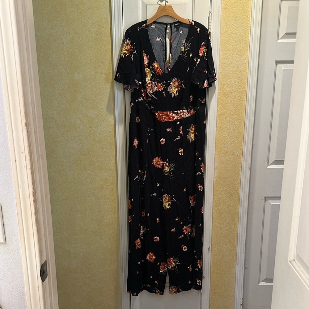 TORRID Floral Jumpsuit Black Challis Tulip Leg Flowy Size 1

Elegant jumpsuit